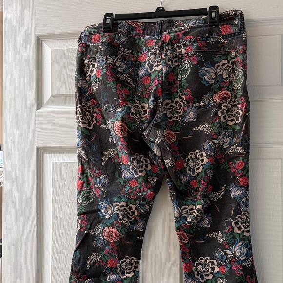 Pilcro Floral mid rise  Pants - Picture 5 of 5